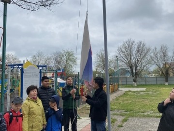 Торжественная линейка посвященная поднятию Государственного флага.